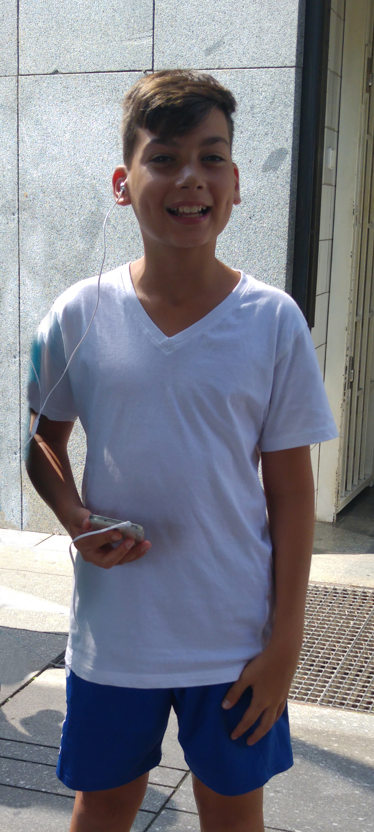 Je porte un t- shirt blanc et un short bleu