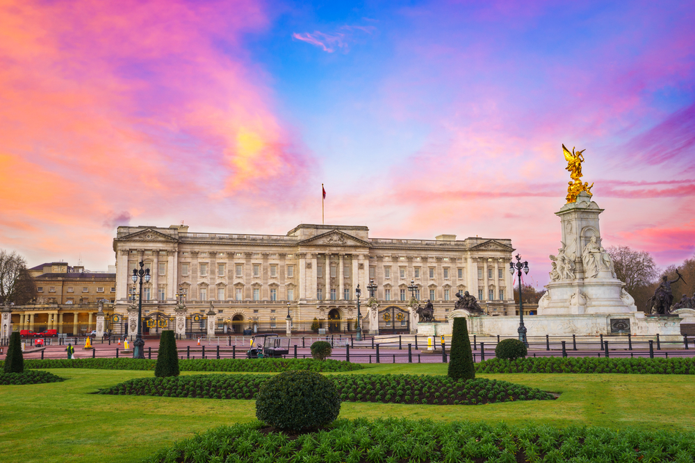 Buckingham palace by tsuf chakmon and may zvi - Illustrated by Tsuf Chakmon and May Zvi - Ourboox.com