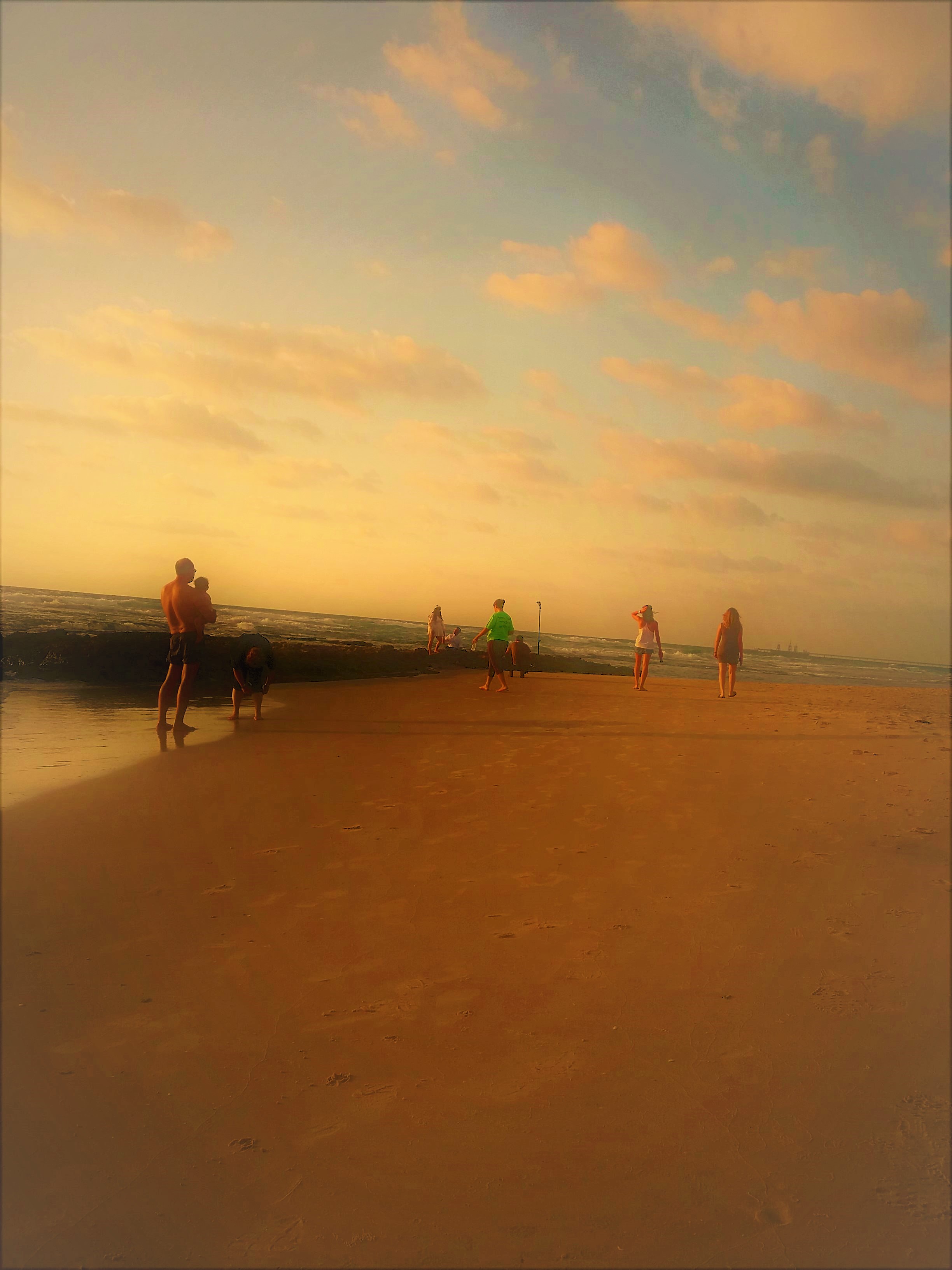 אנשים הולכים בסוף הקיץ