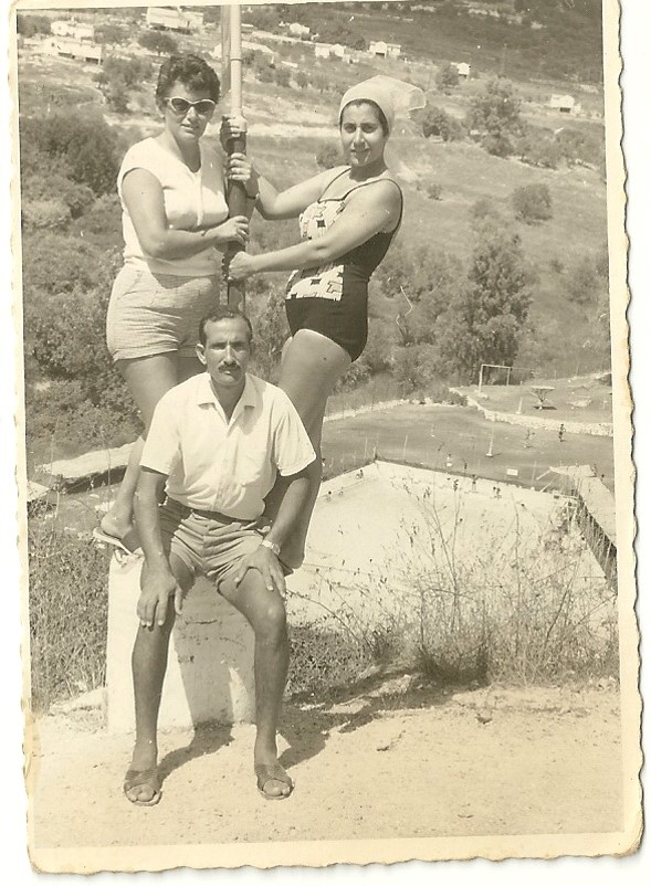 סבא סמי וסבתא אנט מטיילים בארץ עם חברים