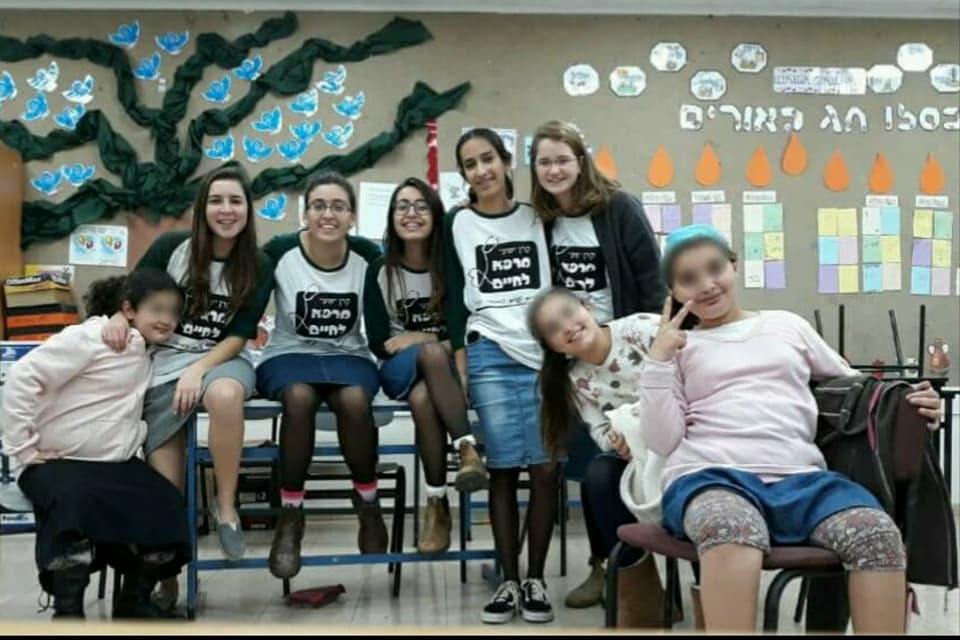 מעשים טובים שעושים לזולת by orener - Illustrated by נתי דנוך - Ourboox.com