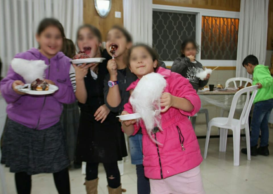 מעשים טובים שעושים לזולת by orener - Illustrated by נתי דנוך - Ourboox.com