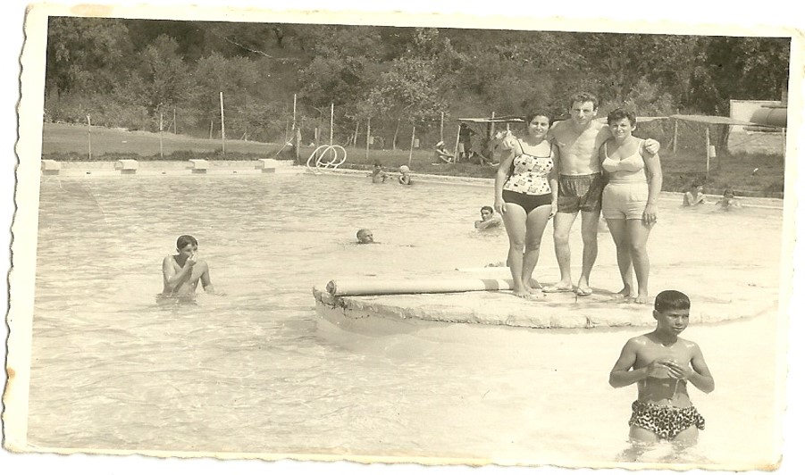 סבא וסבתא מטיילים בארץ עם גרגור ותושבי בצרה