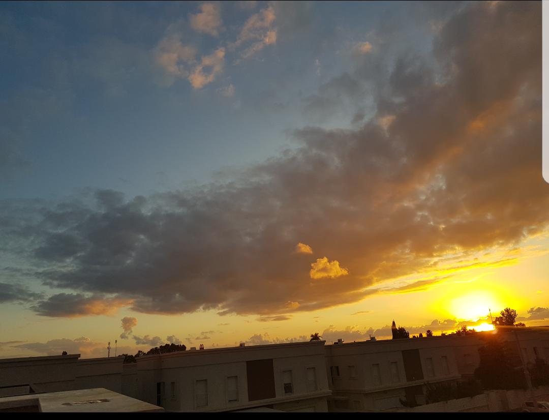 לפני בראית העולם היה תהו ובוהו . ביום הראשון: אלוהים ברא תאור.