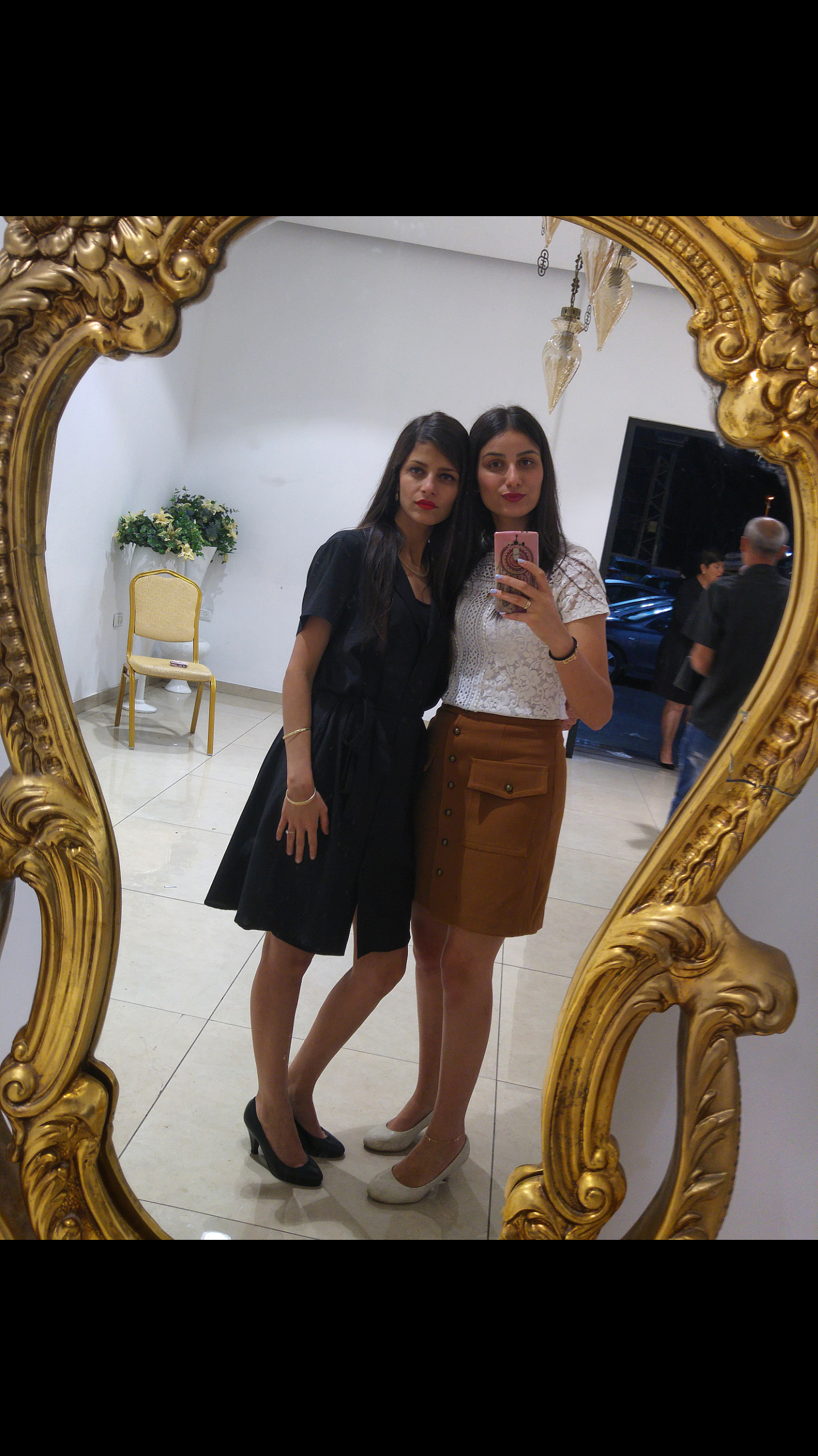 זאת אחותי נופר ואני היא בת 29