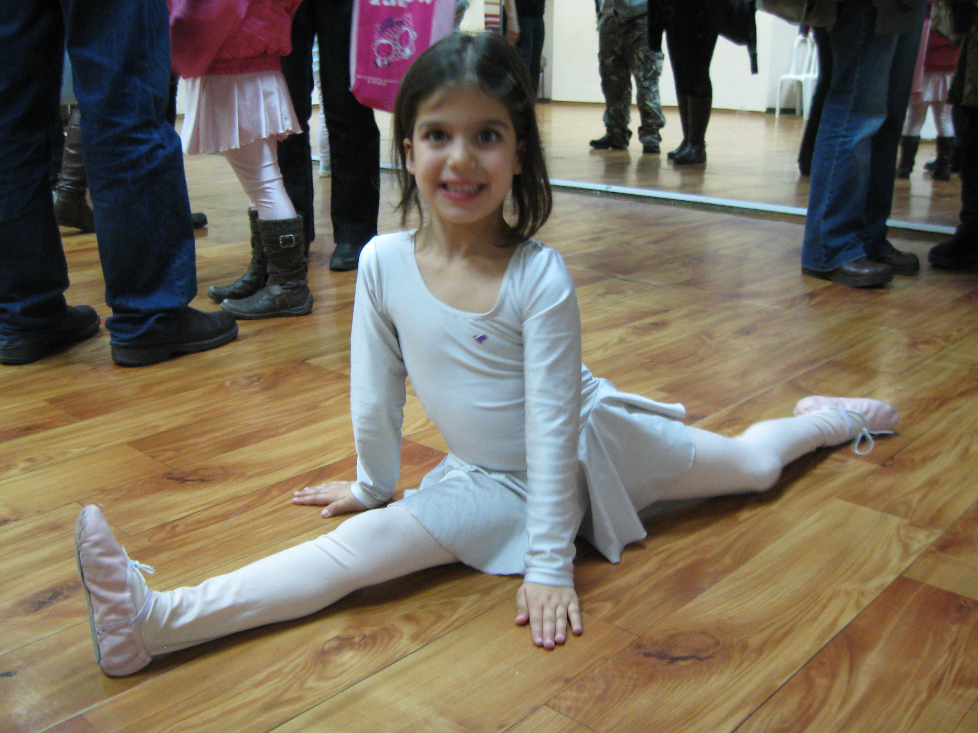 תמונה זו מספרת על החיים שלי במחול. אני מגיל קטן רוקדת וזה כלכך כיף זה גורם הרגשה טובה ובתמונה הזו היה שיעור פתוח שכל ההורים באים לראות אותי רוקדת וכמובן גם את חברותיי