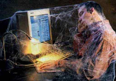 الانترنت الامن by Hiba Shalodi - Illustrated by أصبح الإنترنت جزءاً مهماً لا يتجزأ من حياتنا، ويؤثر بشكلٍ مباشرِ على الحياة الاجتماعيّة، والثقافية، والعلمية، وأصبحت الدول المتقدمة تضع الإنترنت في أول اهتماماتها، وتعتبر الدول التي لا تملك إمكانيات لربط شبكة الإنترنت دولة متخلّفة عن ركب التطور، وفاتها الكثير من المعلومات، خصوصاً أنّ الإنترنت يُستخدم أيضاً في الأغراض العسكرية، ونظام الجيوش، والتدريبات، وحتى في أنظمة التجسس على الدول وجيوشها، ويساهم في سرعة انتقال المعلومات، وسهولة وصولها، من خلال أنظمة البريد الإلكترونيّ، والاتصال بالصوت والصورة.  إقرأ المزيد على موضوع.كوم: - Ourboox.com