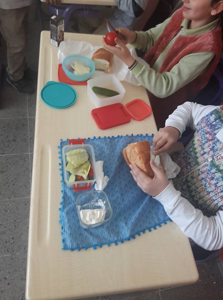 COOKING WITH KIDS by Necip Akça - Ourboox.com