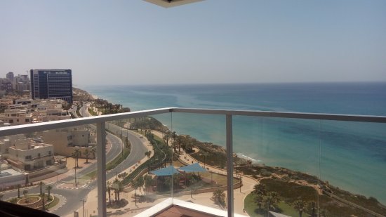 תמונות מזווית העדשה by batel vaknin - Illustrated by בת-אל וקנין, מיטל מזל, אורלי לביא וסטפני לוגסי - Ourboox.com