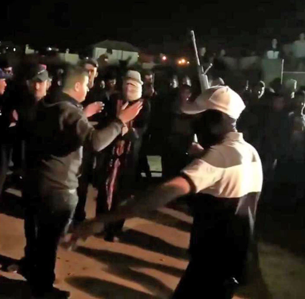 התפרעויות בנגנב by yuval eizental - Illustrated by מתוך כתבה באתר ynet  - Ourboox.com