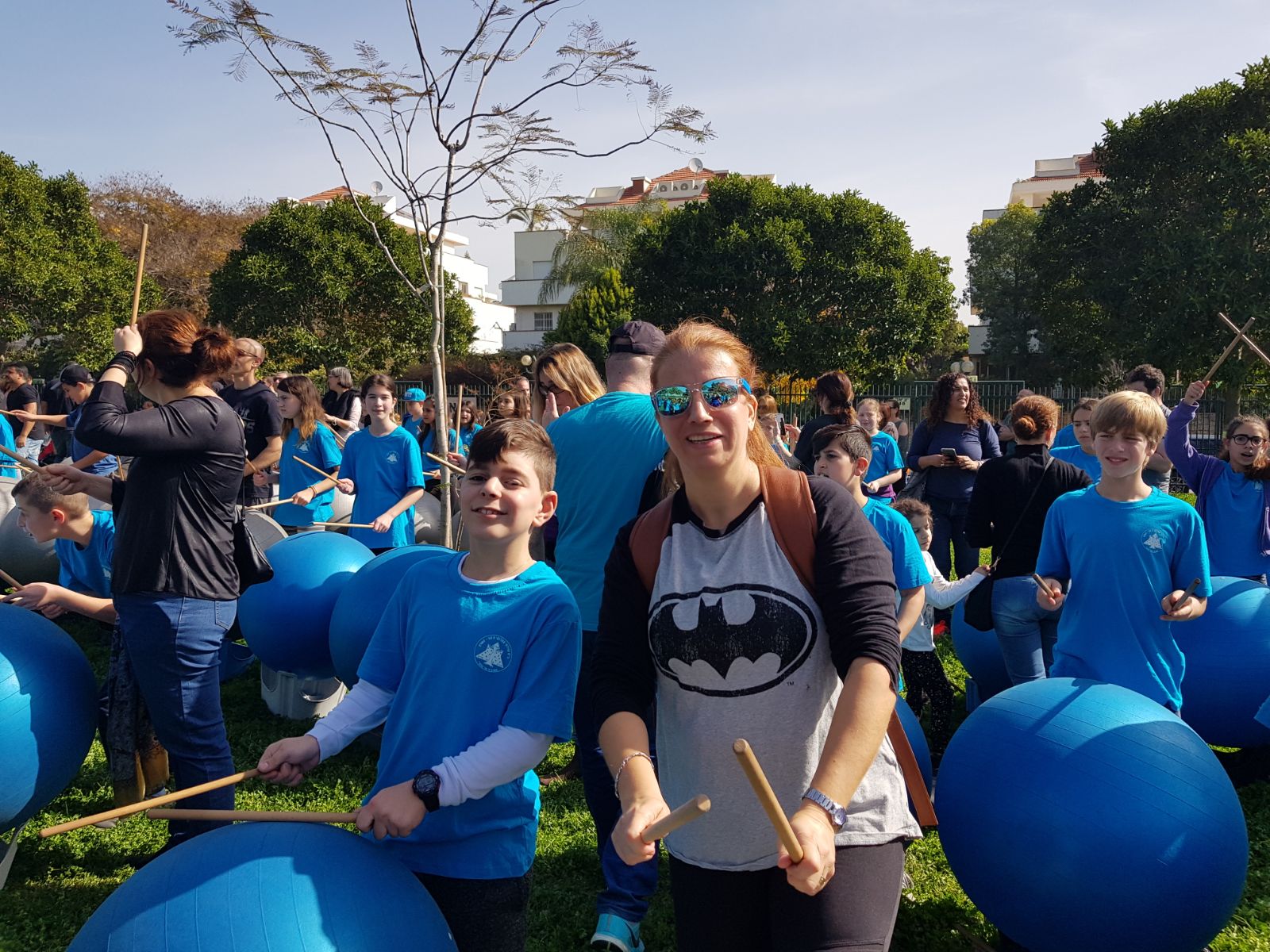 כל הכיתות יצאו בהליכה ברגל מבית ספר עד פארק 4 עונות ליום פעילויות חוויתי בספורט