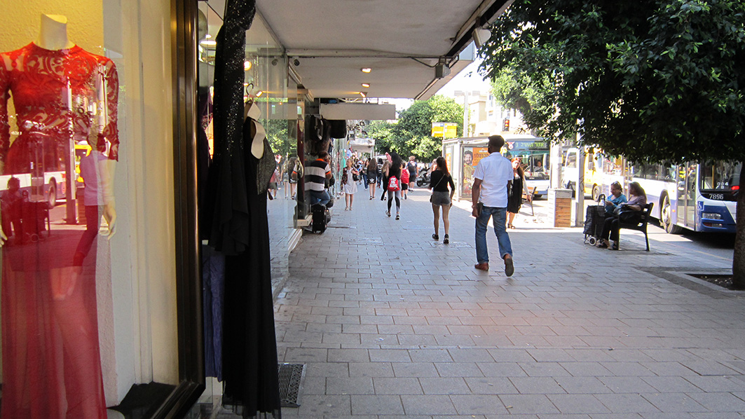 עבודת חקר בנושא צילומי רחוב by NOA ATIA - Illustrated by נועה עטיה - Ourboox.com