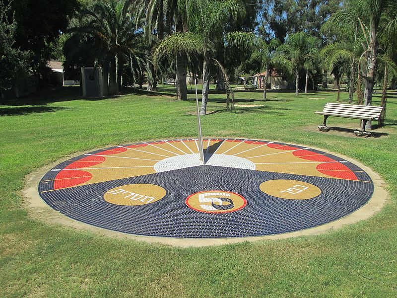 שעון שמש במדשאה המרכזית בכפר מסריק שנבנה לרגל 50 שנה לקיבוץ