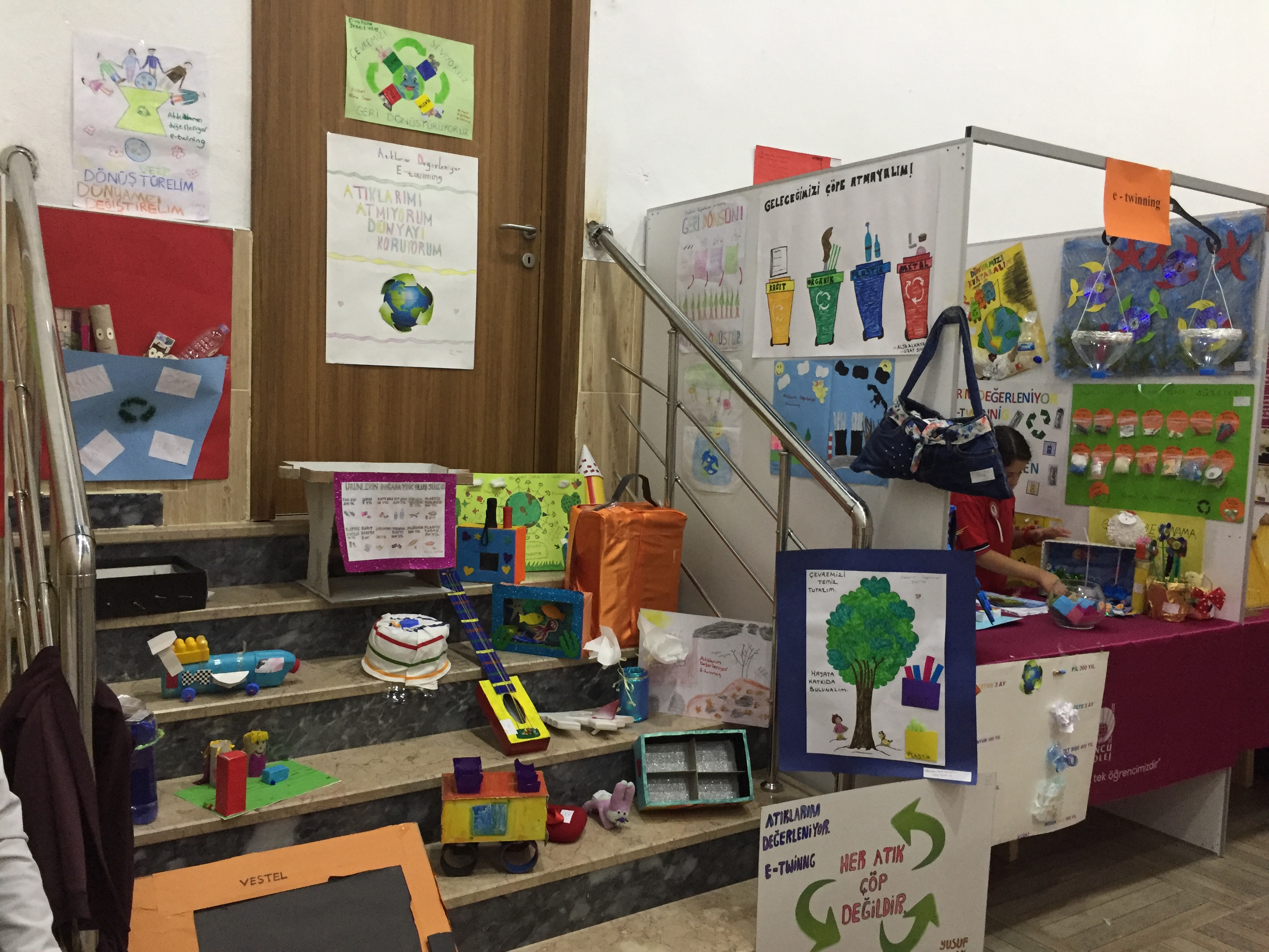 ÖNCÜ KOLEJ ATIKLARINI DEĞERLENDİRİYOR by esra pektaş - Illustrated by Esra PEKTAŞ - Ourboox.com