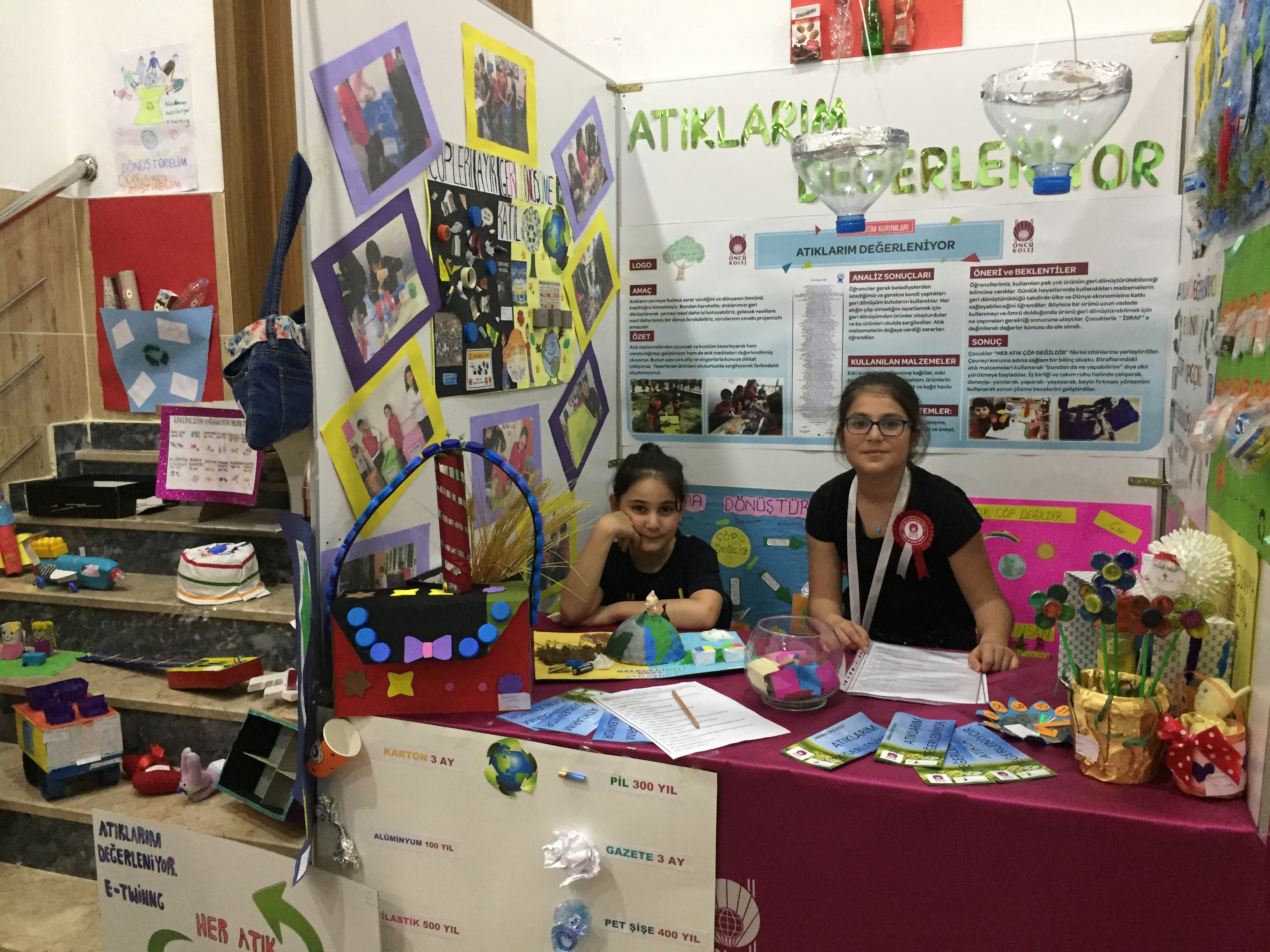 ÖNCÜ KOLEJ ATIKLARINI DEĞERLENDİRİYOR by esra pektaş - Illustrated by Esra PEKTAŞ - Ourboox.com