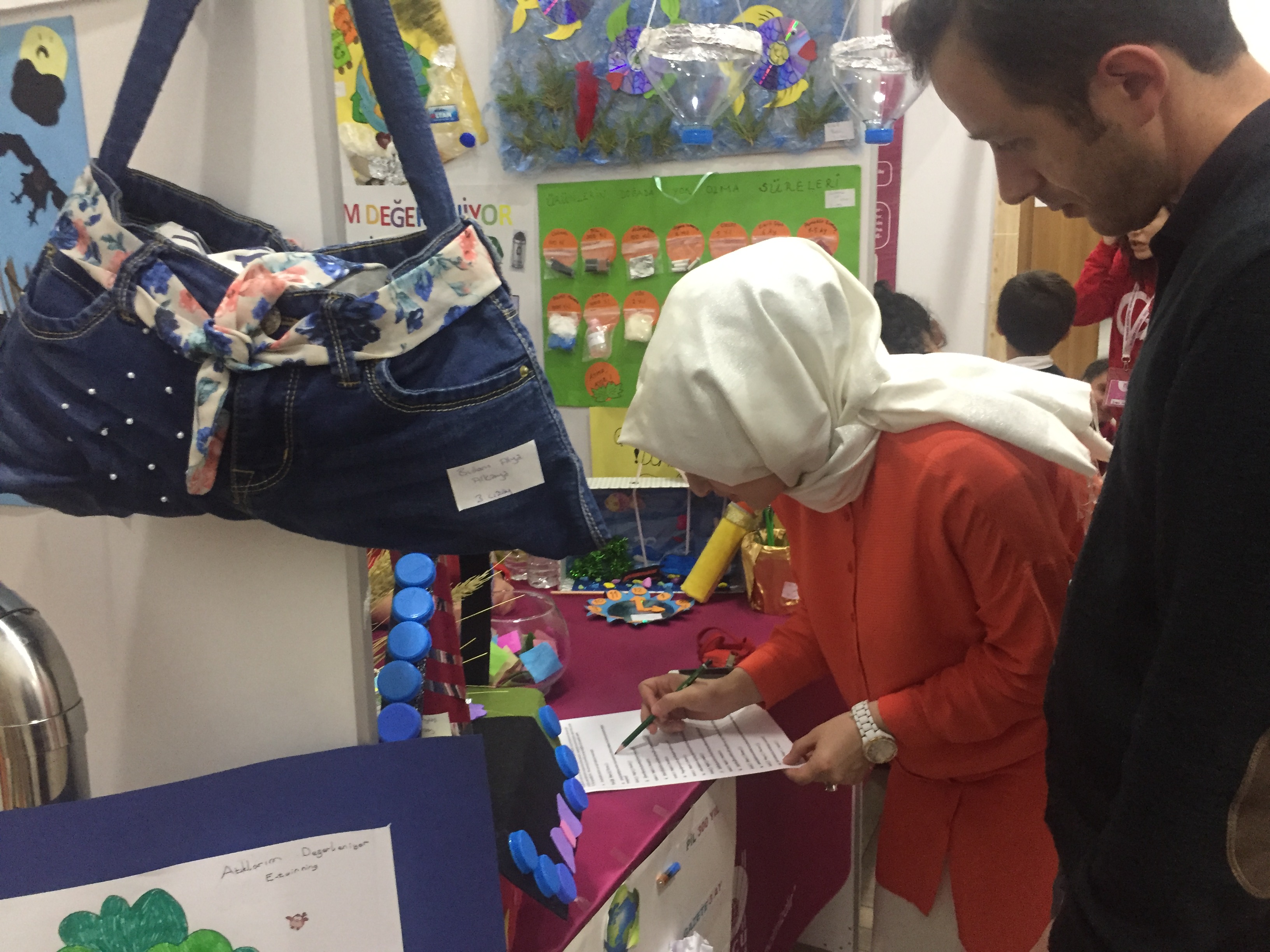 ÖNCÜ KOLEJ ATIKLARINI DEĞERLENDİRİYOR by esra pektaş - Illustrated by Esra PEKTAŞ - Ourboox.com