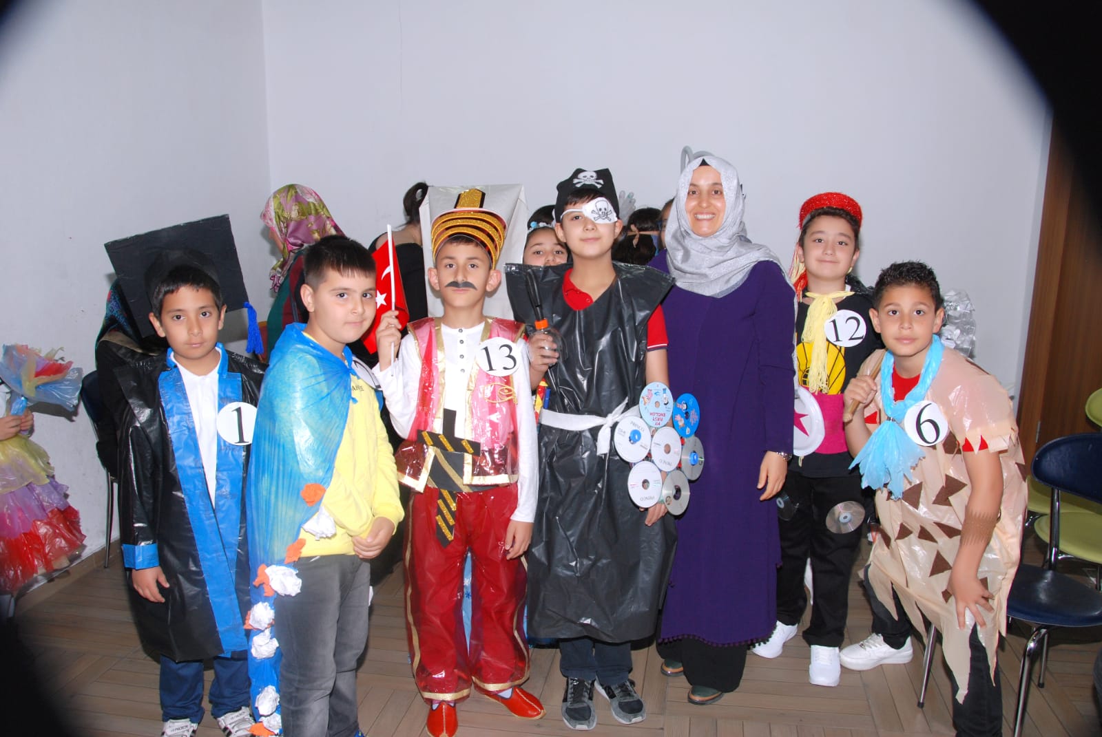 ÖNCÜ KOLEJ ATIKLARINI DEĞERLENDİRİYOR by esra pektaş - Illustrated by Esra PEKTAŞ - Ourboox.com