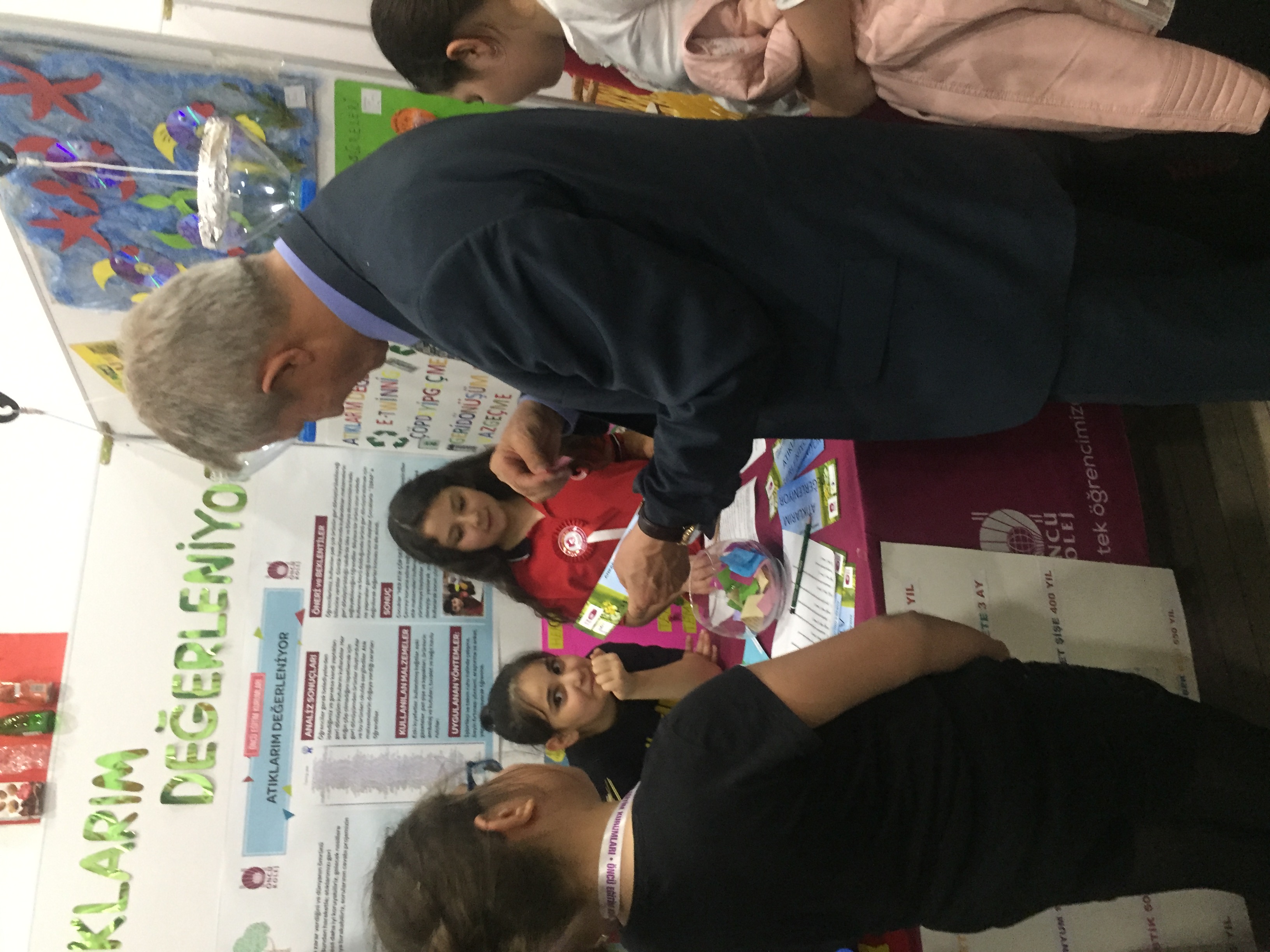 ÖNCÜ KOLEJ ATIKLARINI DEĞERLENDİRİYOR by esra pektaş - Illustrated by Esra PEKTAŞ - Ourboox.com