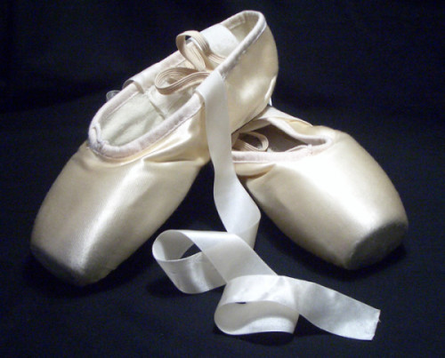 I have a dream by Flavia Alessadrino - Illustrated by ballare perché riesco a esprimere tutto senza dire una parola. Esistono diversi tipi di danza, la danza classica, la danza moderna, quella contemporanea. La differenza consiste nelle musiche e nei movimenti, in quanto la danza classica è più delicata rispetto alle altre. Per ballare il genere classico bisogna sentirsi leggeri, come una piuma, e bisogna avere l’impressione di non toccare mai per terra. Questo genere è quello che mi attrae di più. La danza classica si basa sulla 