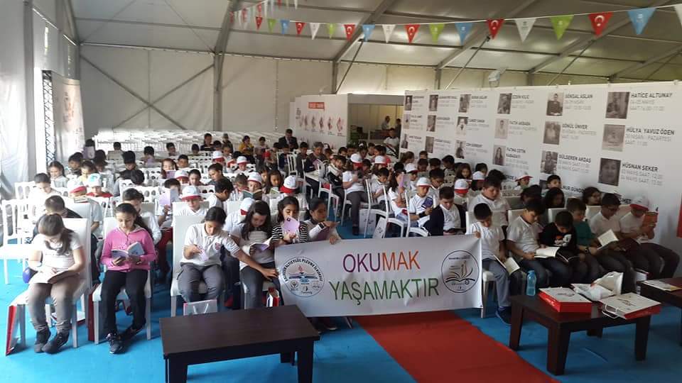 KİTAP FUARI GEZİMİZ VE ALDIĞIMIZ KİTAPLARIN ORADA OKUNMAYA BAŞLANILMASI