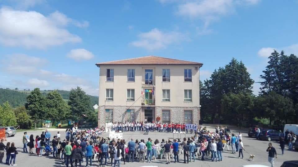 si trova al centro del nostro paese Castel dll