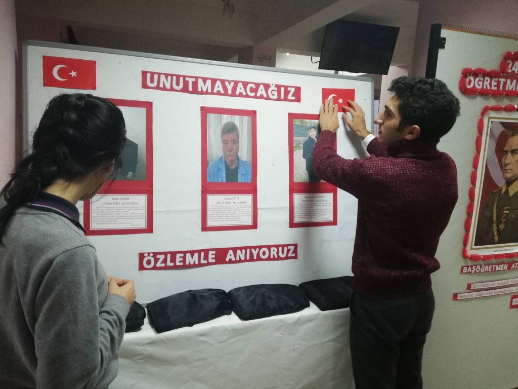 ögretmenler günü sergi by burcusonmez - Illustrated by NİHAT-DERYA-BURAK - Ourboox.com