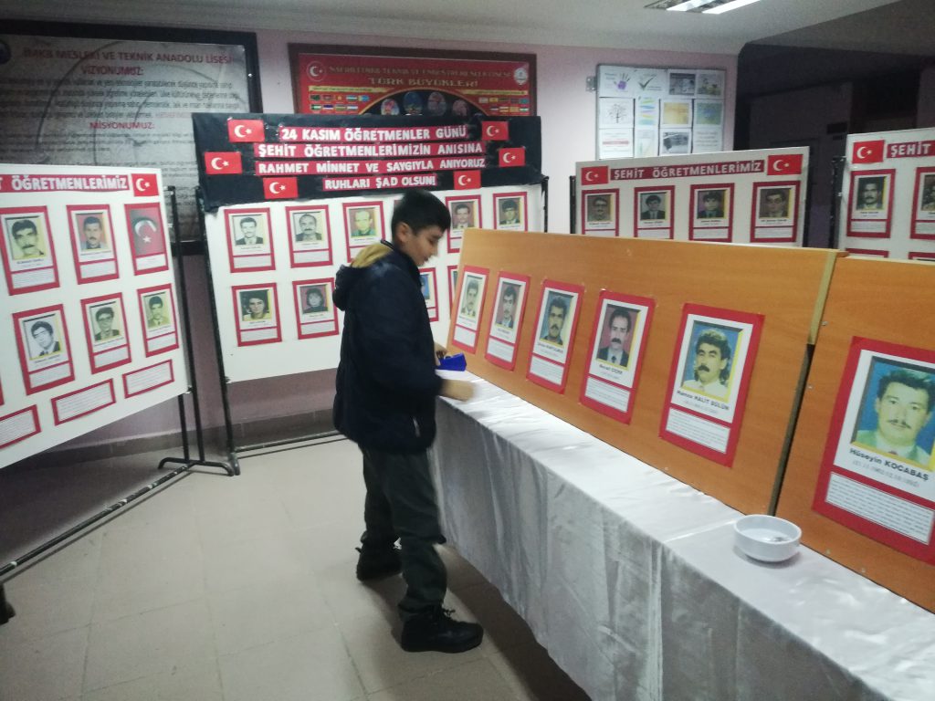 ögretmenler günü sergi by burcusonmez - Illustrated by NİHAT-DERYA-BURAK - Ourboox.com