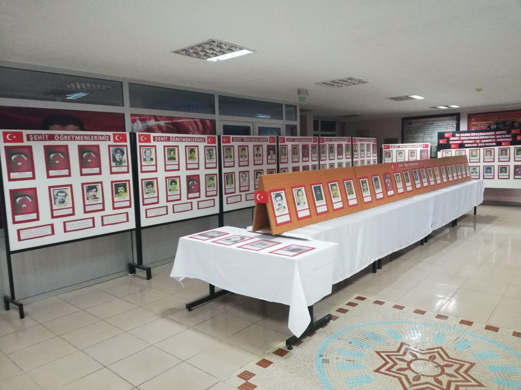 ögretmenler günü sergi by burcusonmez - Illustrated by NİHAT-DERYA-BURAK - Ourboox.com