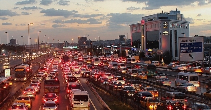 Gürültü tanım olarak, sesin insan ve diğer canlıların sağlığına zarar verici seviyelere ulaşmasıdır diyebiliriz. Günlük yaşantımızda, hepimizin kulakları çeşitli sesleri duymaya alışkındır. Yüksek sesli müzik, televizyon sesi, telefonla yüksek sesli konuşan insanların sesleri, trafik gürültüsü, günlük hayatta sık sık duyduğumuz ve kulağımızın aşina olduğu seslerdendir. Ancak zaman zaman bu sesler, ses olma durumunu aşarak gürültüye neden olur. Sesler bizi rahatsız etmeye başladığı zaman gürültü kirliliği vardır diyebiliriz. TIKLAYIN: Şehirdeki kuşlar bile kırsaldakilerden daha kaba, gürültülü ve hırslı Örneğin bir sabah başınızda bir ağrı ile uyanırsanız bunun sebebi açık kalmış televizyon veya sokaktaki arabaların sesleri olabilir. Birçoğumuzun aklına, kirlilik denildiği zaman, ilk olarak, doğa ve doğadaki kaynaklar gelir. Aslına bakarsanız yaşamın doğal akışını bozan her şey kirleticidir ve doğaya verdiği hasar kirliliktir. Bu nedenle gürültü kirliliğinin tanımını şu şekilde de yapabiliriz: Gürültü kirliliği aşırı miktarda gürültü ya da doğal dengede geçici bozulmaya neden olan, rahatsız edici seslerdir. Bu tanım genellikle şiddeti ve oluşumu bakımından doğal olmayan sesler için geçerlidir.