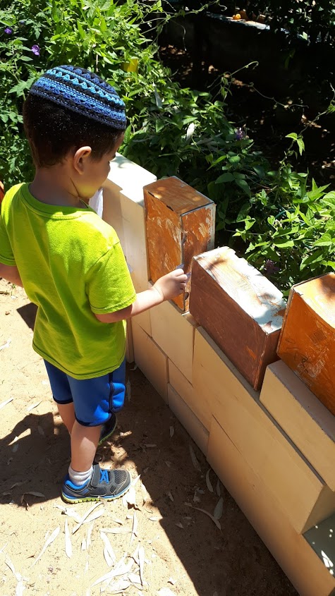 אפרים מטייל בירושלים by olga - Illustrated by ילדי גן דובדבן - Ourboox.com