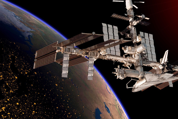 תחנת החלל הבין לאומית (International Space Station – ISS) היא לוויין מלאכותי מאויש הנמצא במסלול לווייני נמוך בגובה של כ-400 ק”מ ומקיף את כדור הארץ כל 91 דקות. אורכה 51 מטרים רוחבה 109 מטרים ומשקלה 420 טונות לערך.