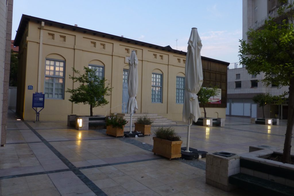 בית העם -מציגות אלה עמית ד1 ספיר בארי by beeri - Illustrated by אלה עמית וארינה - Ourboox.com