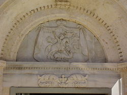 תבליט בכניסה לכנסיה המראה את גיאורגיוס הקדוש נלחם בדרקון