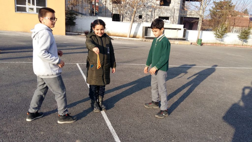 DEDEMİN VE NİNEMİN OYNADIĞI OYUNLAR by makbule - Ourboox.com