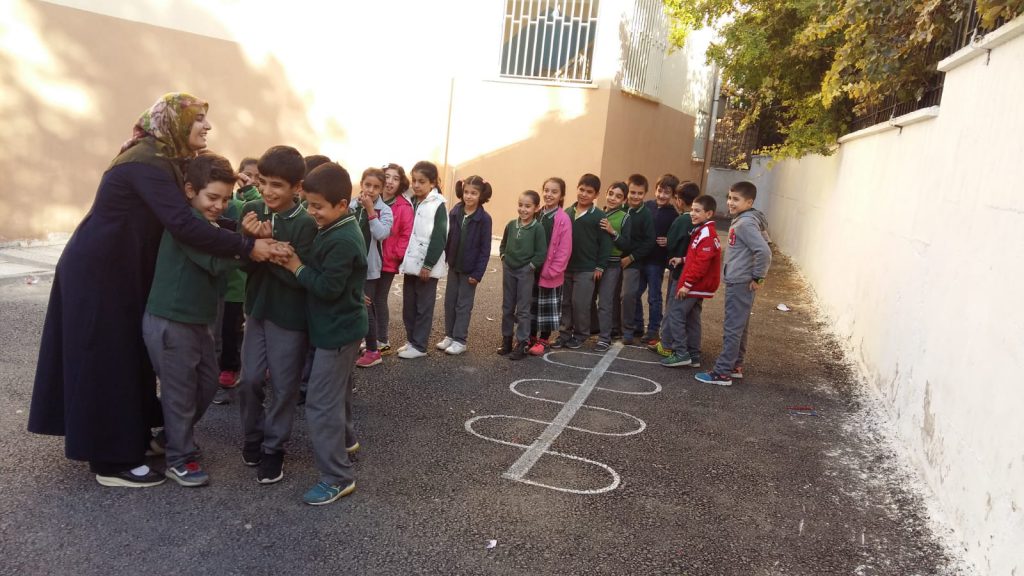 DEDEMİN VE NİNEMİN OYNADIĞI OYUNLAR by makbule - Ourboox.com