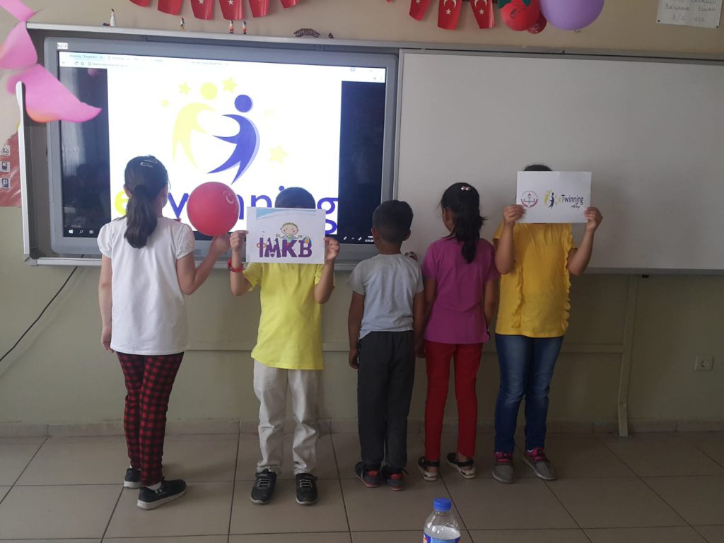 EĞLENEREK İNGİLİZCE ÖĞRENİYORUM by Meryem - Illustrated by Nevzat CAN Diyarbakır Yenişehir Güzel İlkokulu Okul Tanıtımı Meryem GÜLER Viranşehir İmam Ebu Hanife İHO Yağmur DEMİRTAŞ Viranşehir İMKB İlkokulu Nahide Elçin Yıldız Hanife Şefik Celep İlkokulu Kübra OĞUZ KIRLIK İMAM HATİP ORTAOKULU - Ourboox.com