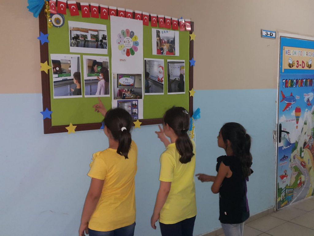 EĞLENEREK İNGİLİZCE ÖĞRENİYORUM by Meryem - Illustrated by Nevzat CAN Diyarbakır Yenişehir Güzel İlkokulu Okul Tanıtımı Meryem GÜLER Viranşehir İmam Ebu Hanife İHO Yağmur DEMİRTAŞ Viranşehir İMKB İlkokulu Nahide Elçin Yıldız Hanife Şefik Celep İlkokulu Kübra OĞUZ KIRLIK İMAM HATİP ORTAOKULU - Ourboox.com