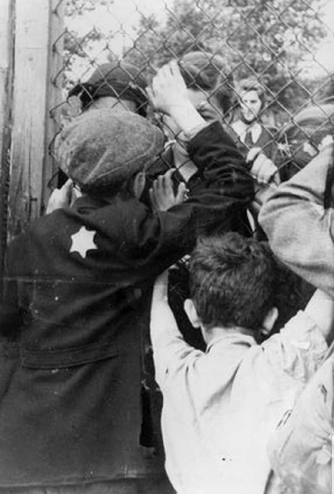 התמודדות היהודים עם חיי היום יום הקשיים בגטו ב – 1939 – 1942 by Haya - Illustrated by עדי קרטן, ליהי אלקלעי וחיה ליבוביץ - Ourboox.com