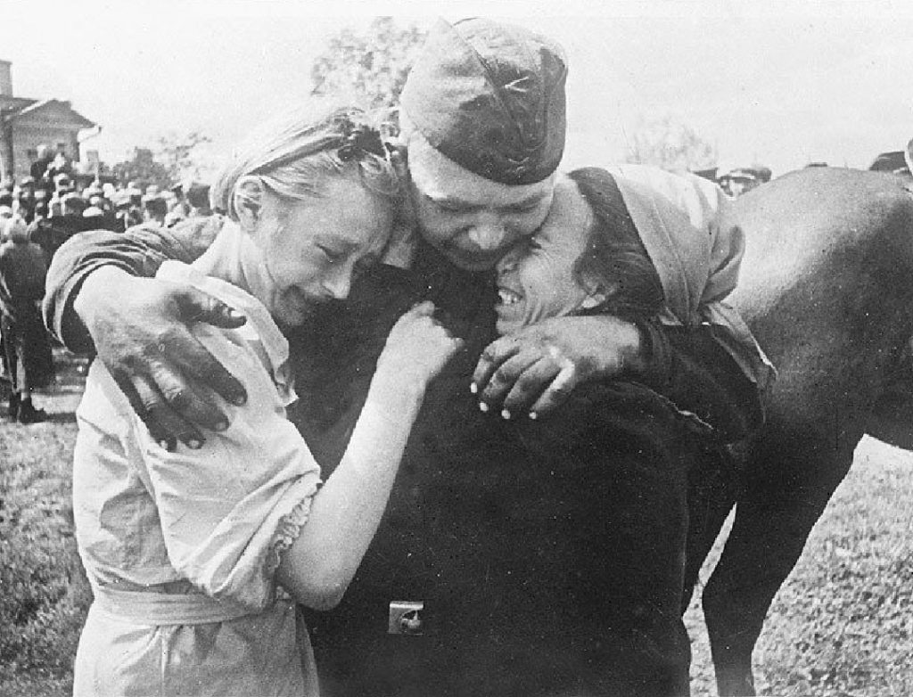 התמודדות היהודים עם חיי היום יום הקשיים בגטו ב – 1939 – 1942 by Haya - Illustrated by עדי קרטן, ליהי אלקלעי וחיה ליבוביץ - Ourboox.com