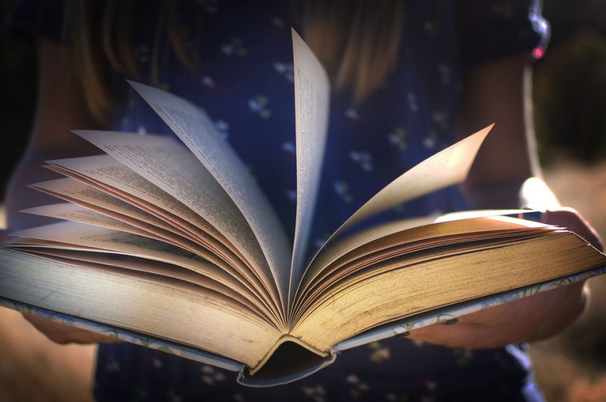 בבגדים אנחנו מתכסים אבל במילים אנחנו מתגלות