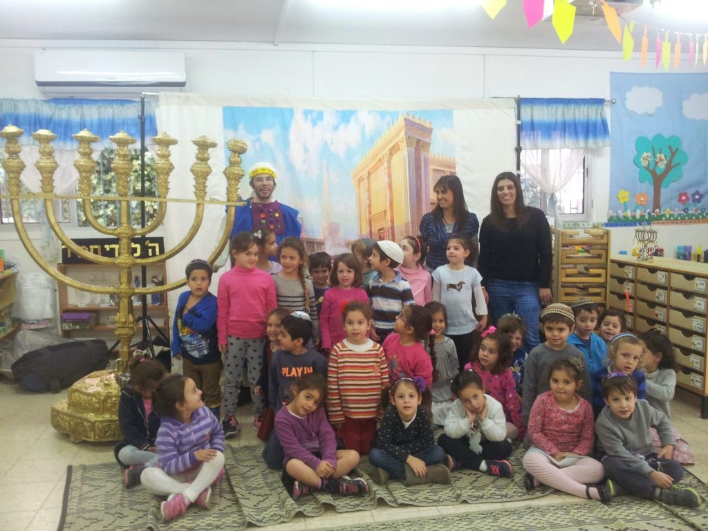 חנוכה – גן ניצן by abigail - Illustrated by יובל אביגיל בולנדי - Ourboox.com