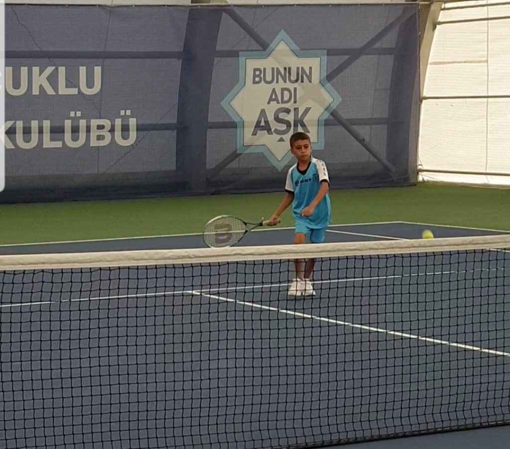 Tenis oynamaktan çok zevk alıyorum. Yaz okulunda tenis eğitimi aldım. Eğlenceli ve çok sevdiğim bir spor dalı. Sporun her dalı önemli. Ama ben, tenis oynamayı çok seviyor ve bu dalda kendimi geliştirmek istiyorum.