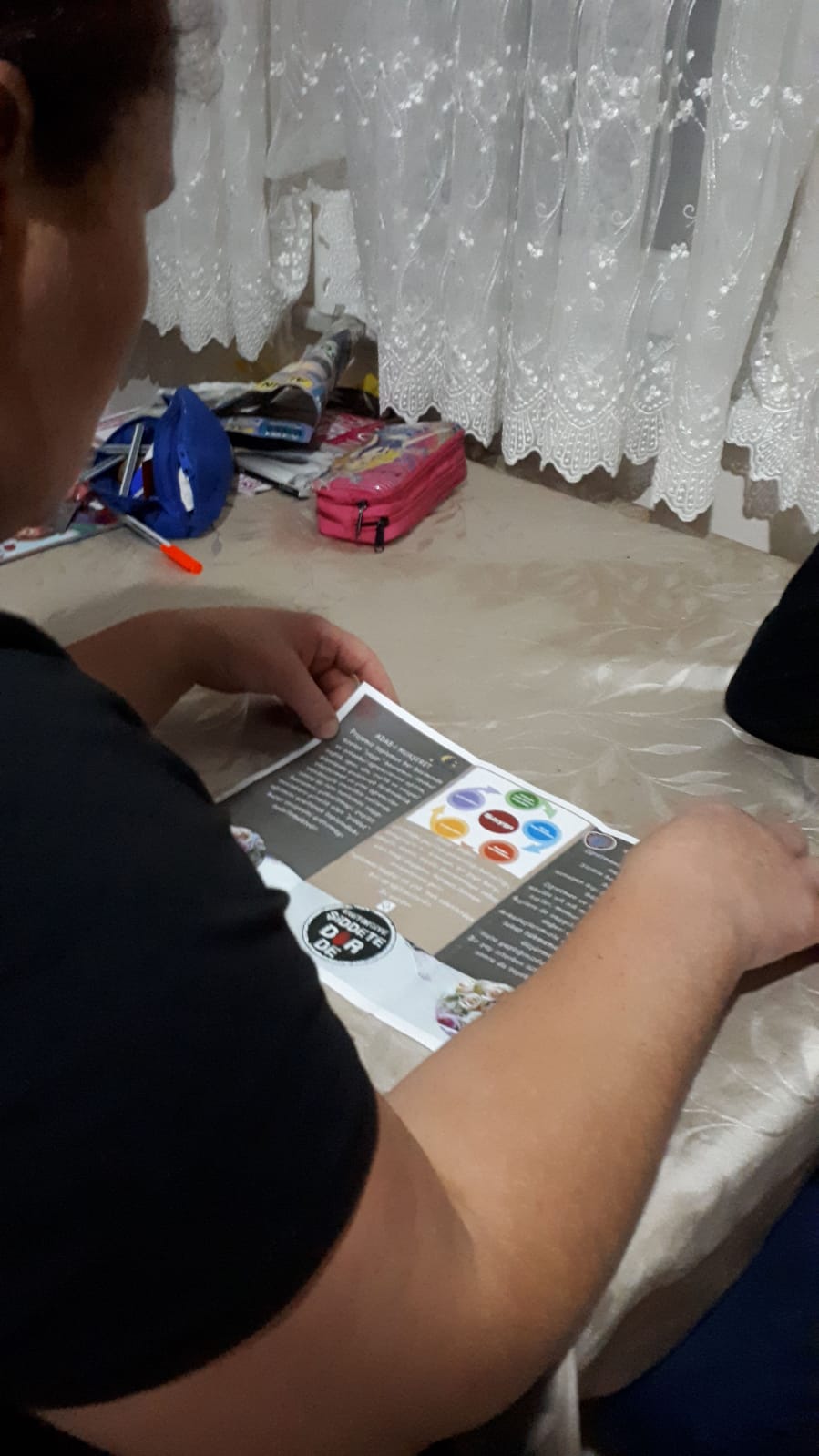 BROŞÜRÜMÜZÜ İNCELİYOR.