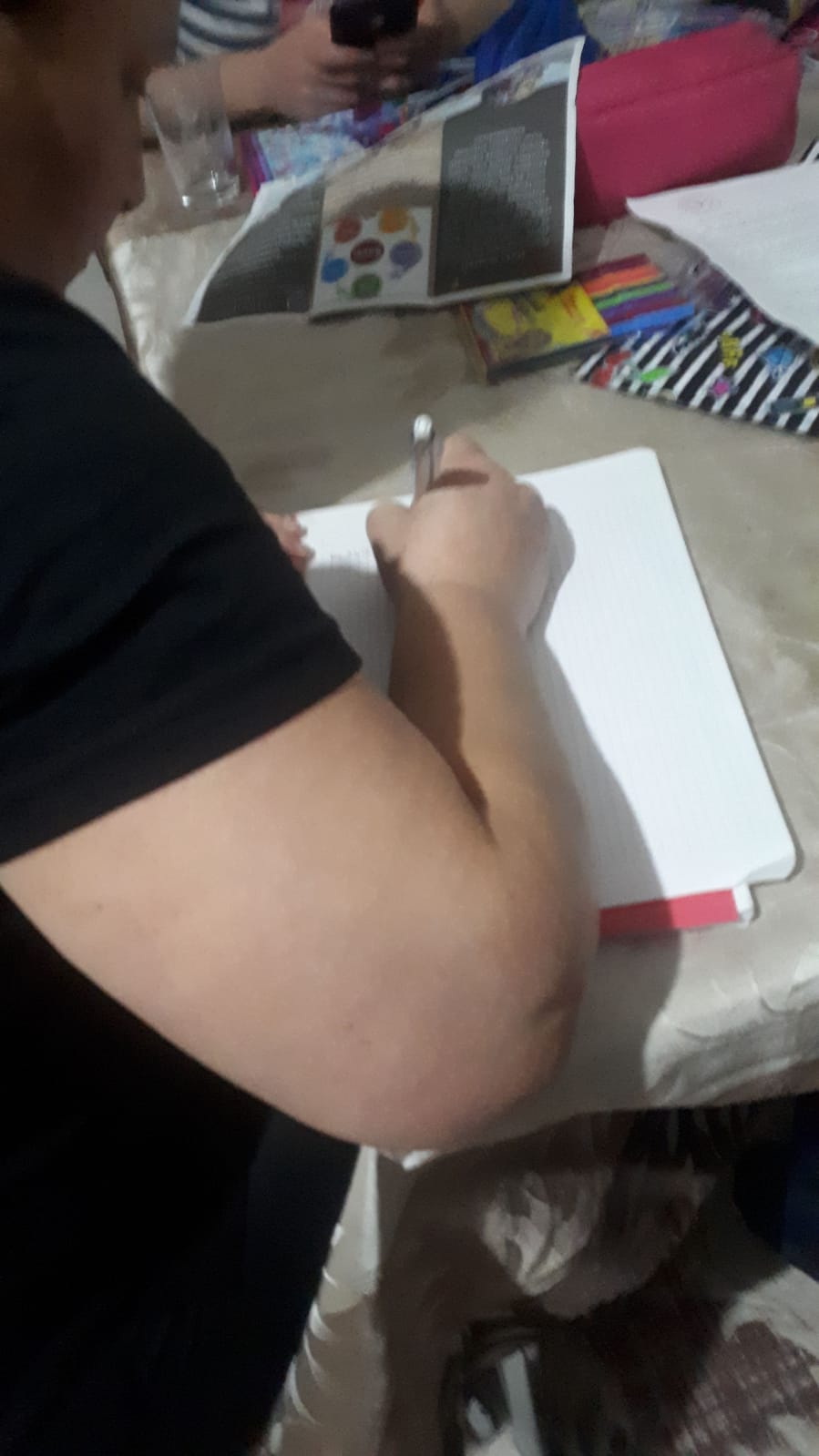 DÜŞÜNCELERİNİ YAZIYOR.