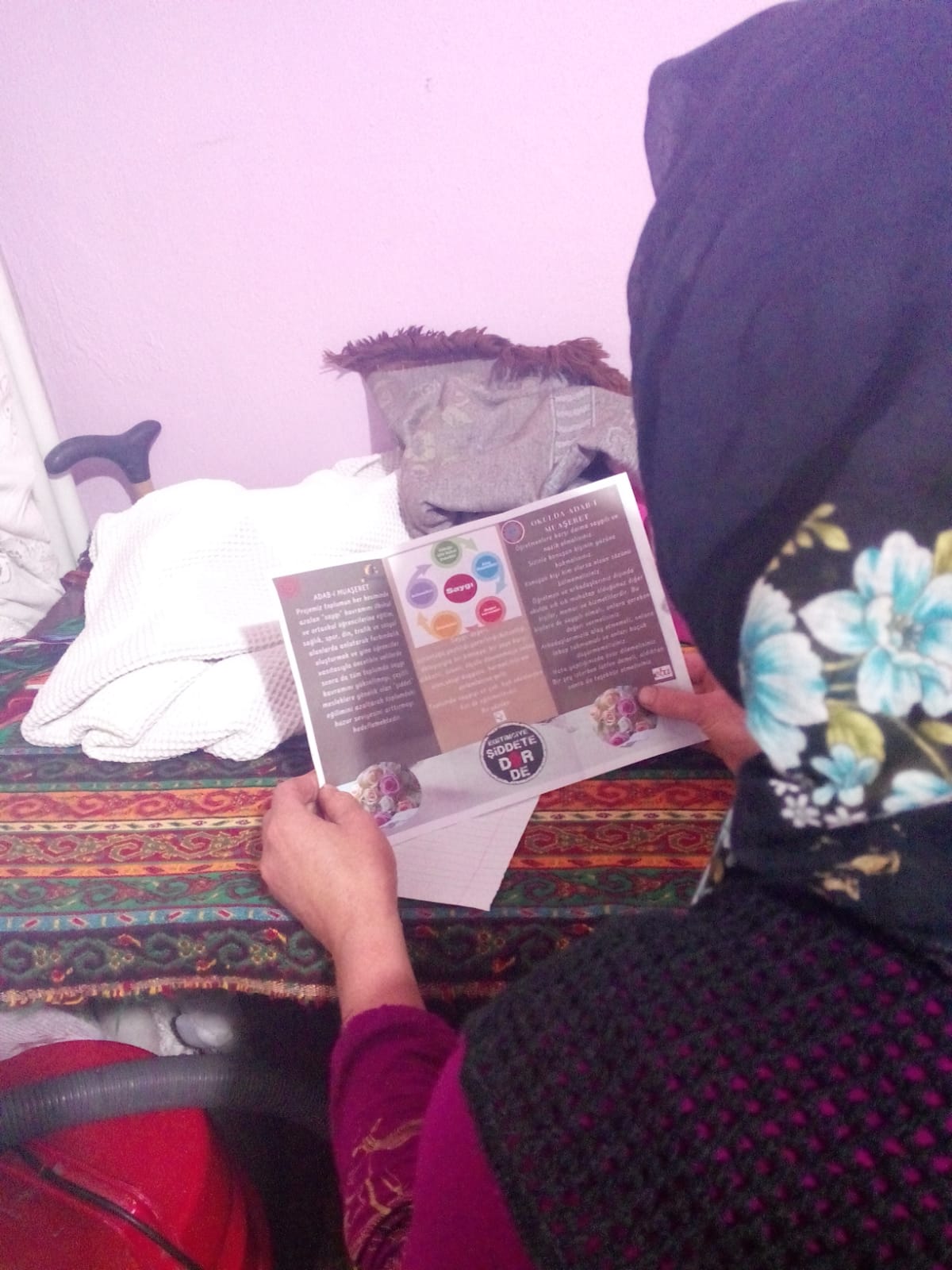 BROŞÜRÜMÜZÜ İNCELİYOR.