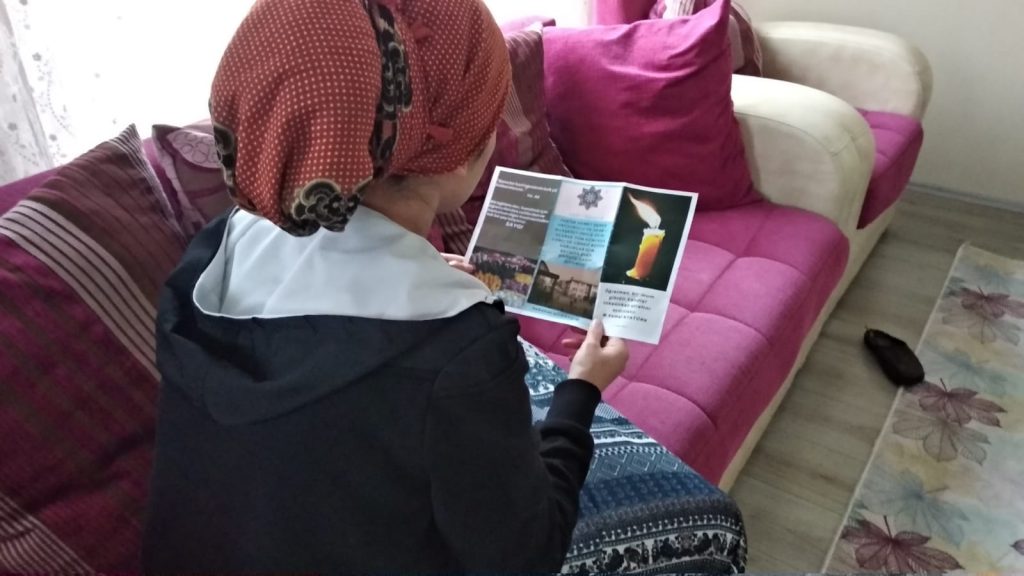 BROŞÜRÜMÜZÜ İNCELİYOR.