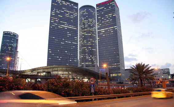 תל אביב מגישים: מאור, אדם וכפיר by Maor - Illustrated by כפיר, מאור, אדם ועילי - Ourboox.com