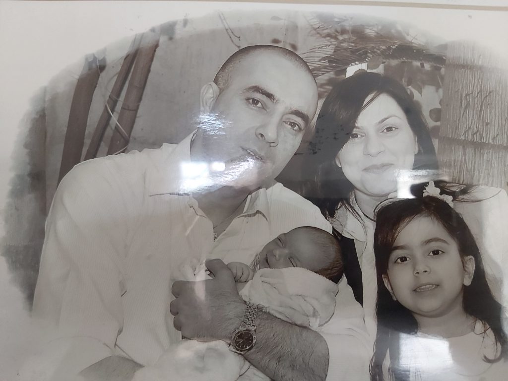 עבודת שורשים by roni amit - Illustrated by רוני עמית - Ourboox.com