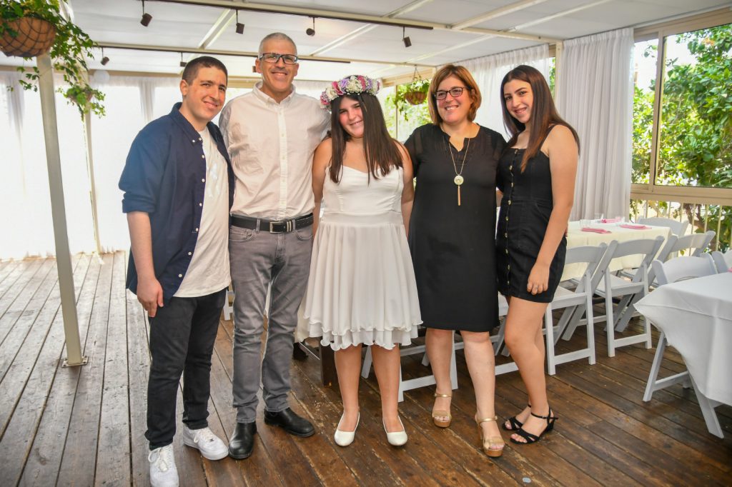 עבודת שורשים by Gal - Illustrated by גל בר זאב - Ourboox.com