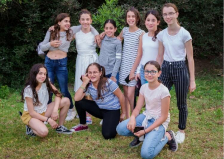 עבודת שורשים by Oryan Lempert - Illustrated by אוריין למפרט - Ourboox.com